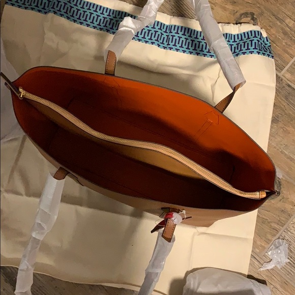 Brand new Tory Burch purse tan with gold accents - Picture 3 of 3